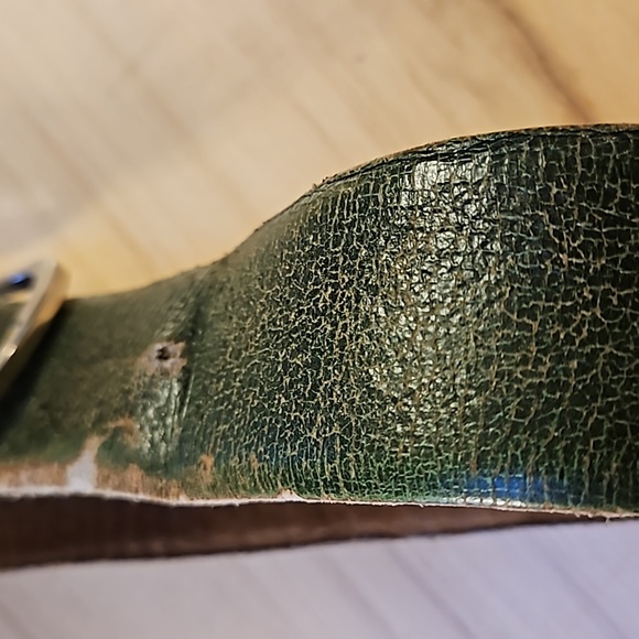Heavily loved old green leather belt with lots of work wear and patina. - Picture 6 of 7